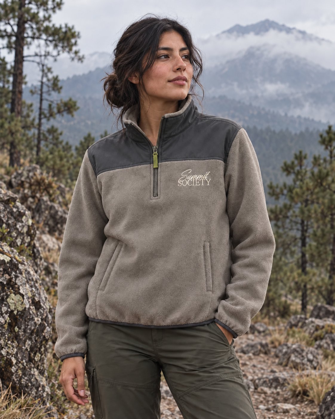 Persona usando el fleece quarter-zip Trail Stone en la montaña